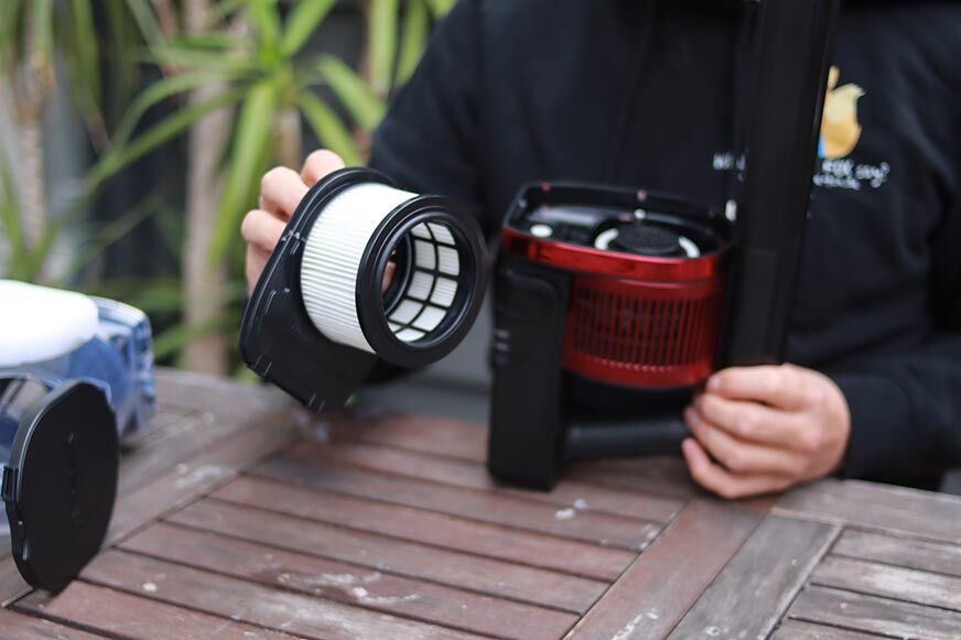 You can see the HEPA filter of the Shark Anti Hair Wrap Flexology. 